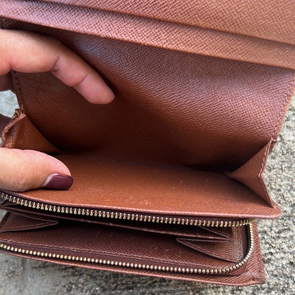 Louis Vuitton monogram bifold wallet - Picture 9 of 16